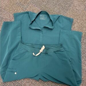 FIGS scrub set in Green